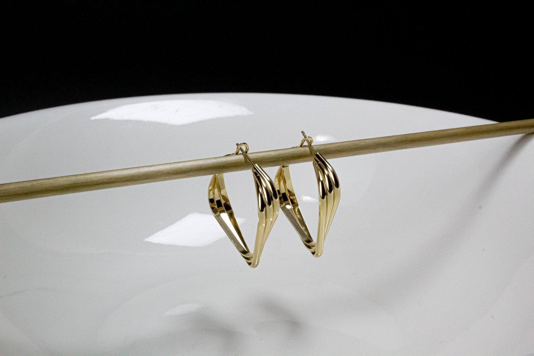 Aros - Argolla Cuadrada Torcida - JOYAS CARATI