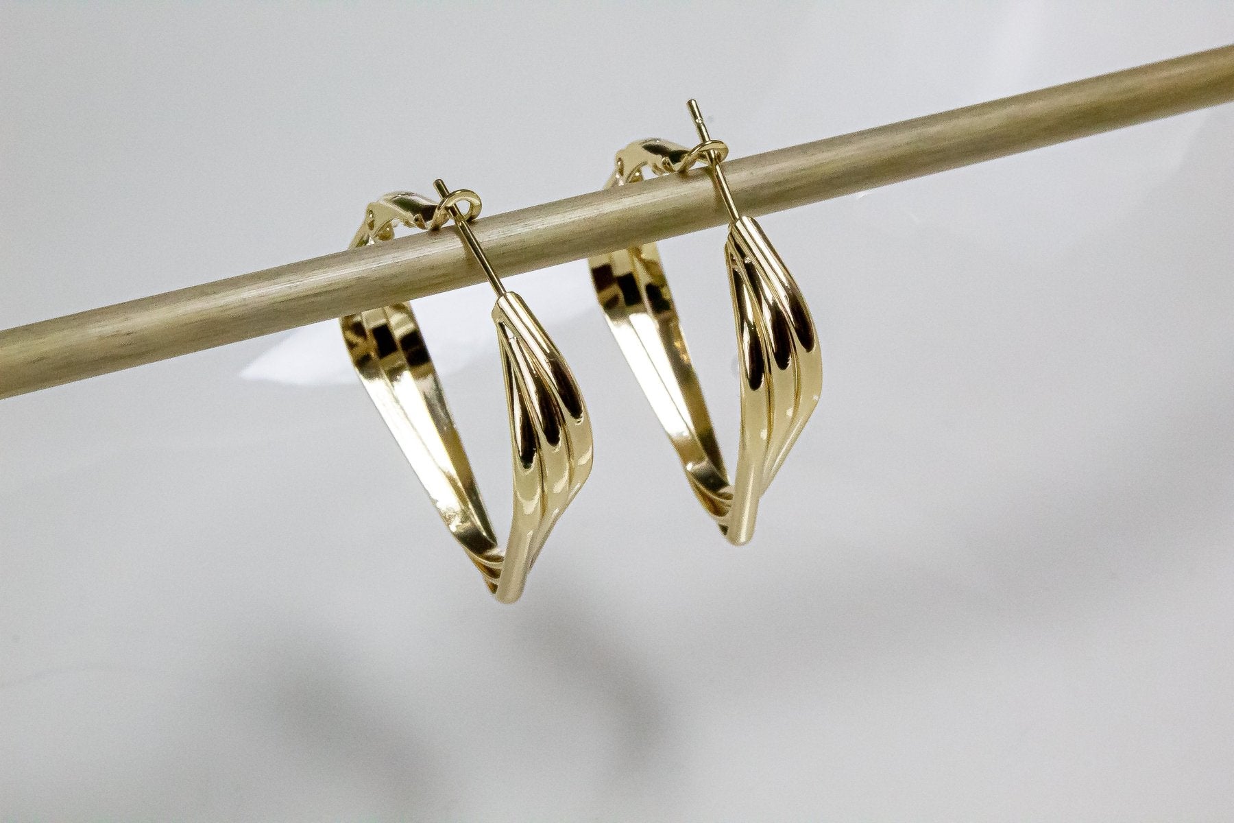 Aros - Argolla Cuadrada Torcida - JOYAS CARATI