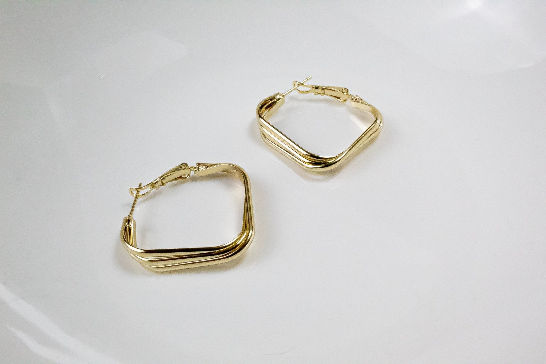 Aros - Argolla Cuadrada Torcida - JOYAS CARATI