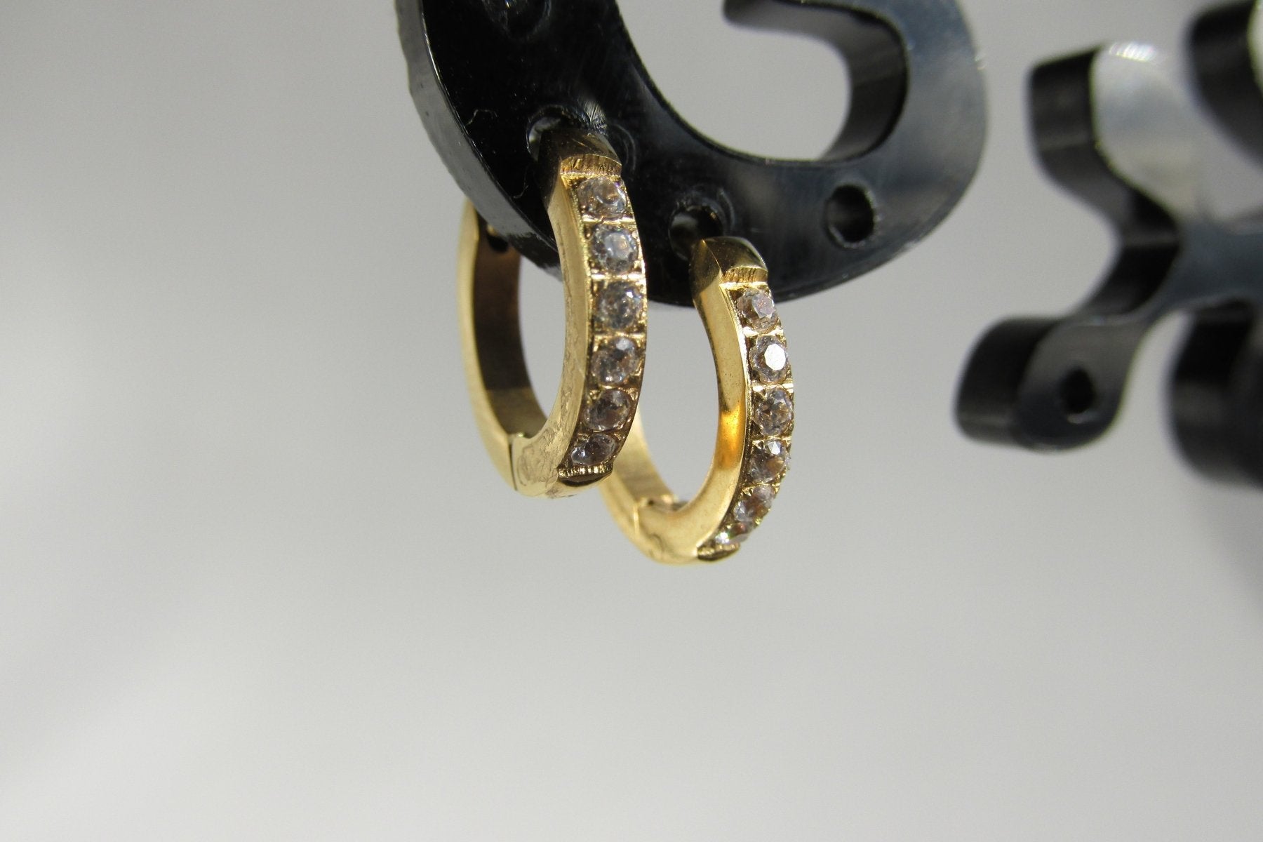 Aros - Argolla Pequeña Clicker Zirconia - JOYAS CARATI