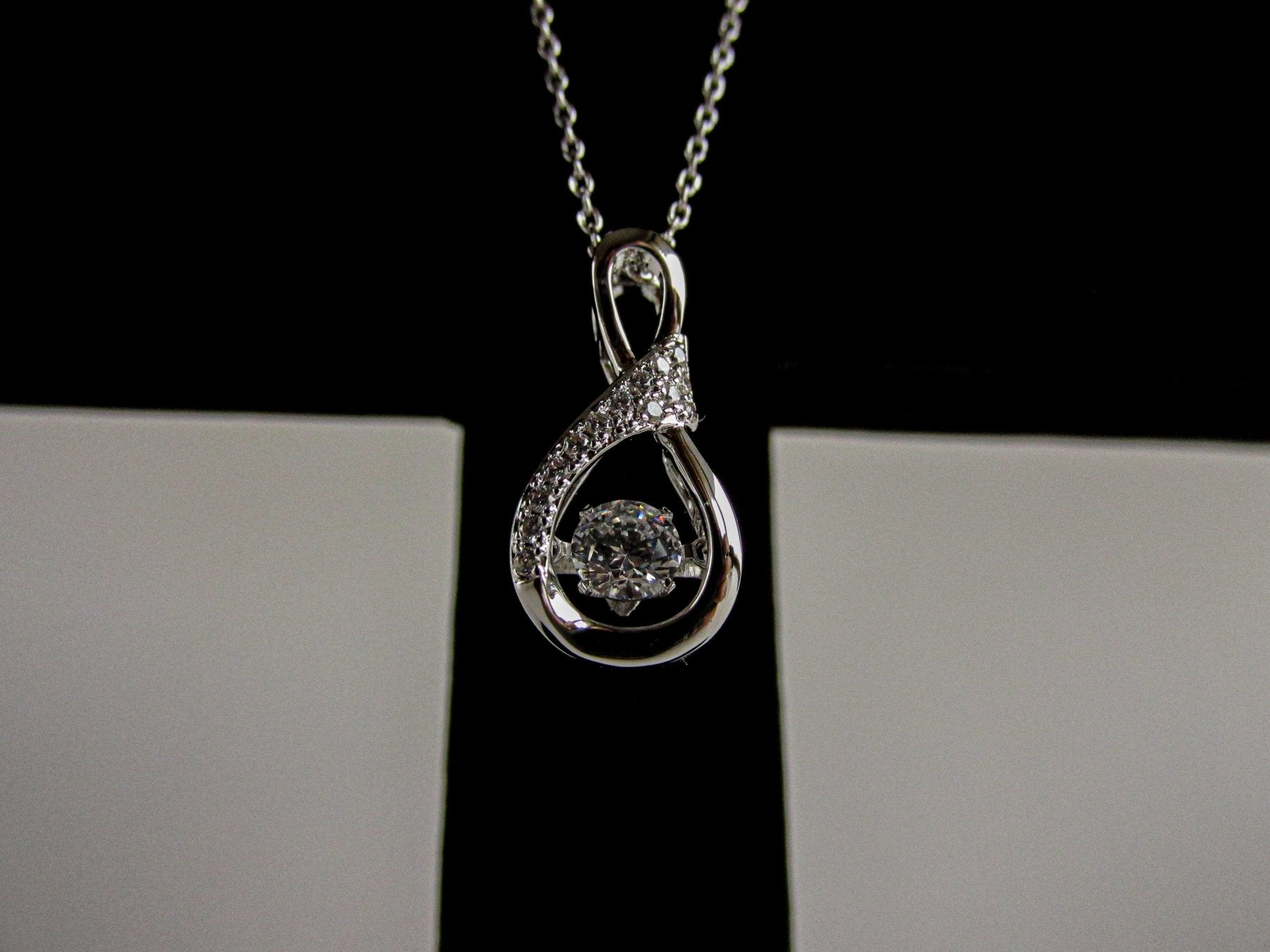 Colgante - Colgante Lágrima Punto de Luz - JOYAS CARATI